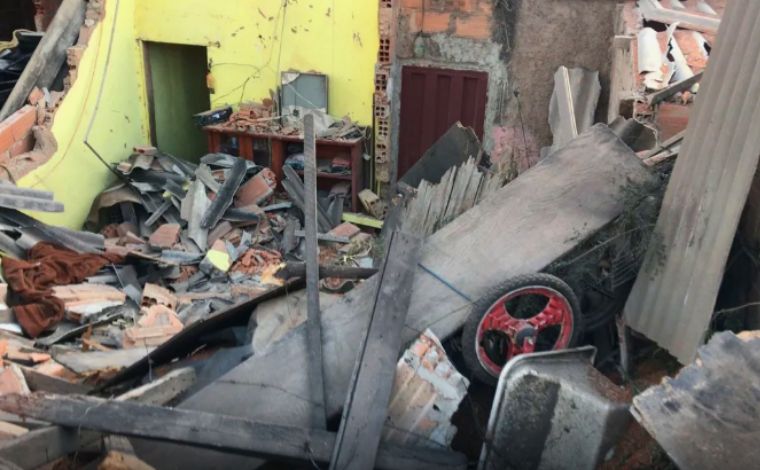 Carreta tomba sobre casas, deixa duas crianças feridas e homem soterrado no Anel Rodoviário de BH