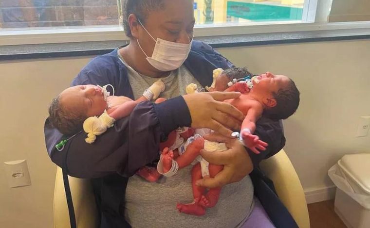 Mulher de 28 anos dá à luz trigêmeos 10 meses após ser mãe de gêmeos, em SC