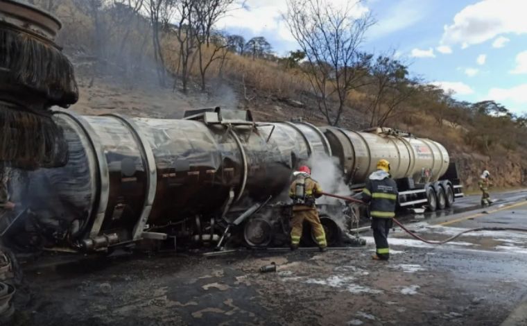 Carreta e caminhão explodem em acidente e duas pessoas morrem carbonizadas na BR-262, em Betim