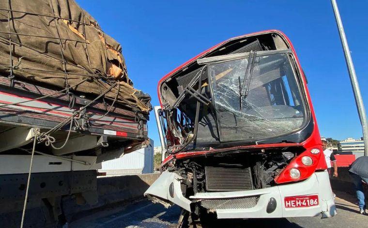 MG: acidente entre caminhão e micro-ônibus mata 14 pessoas