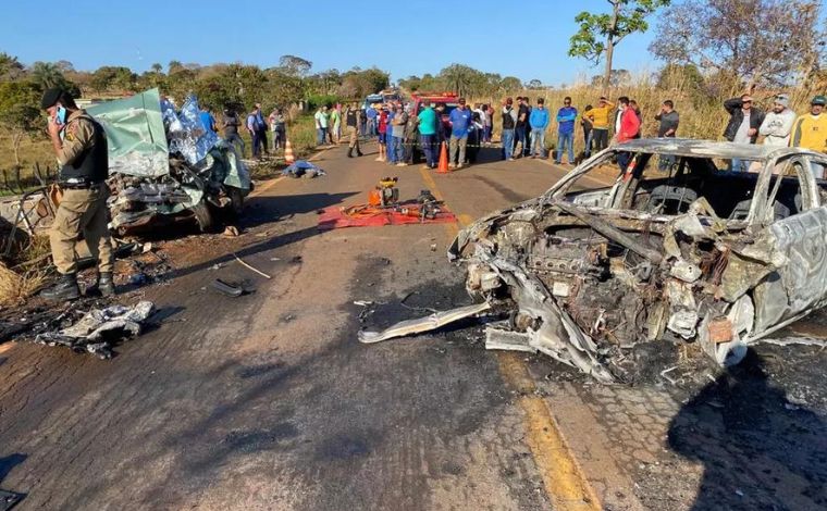 Quatro pessoas morrem e duas ficam feridas em grave acidente envolvendo dois carros na MG-176