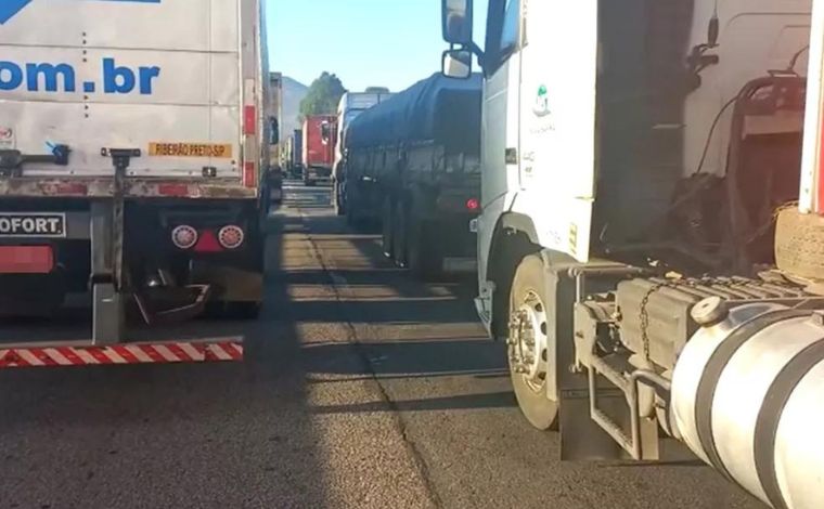  Motorista de caminhão morre em acidente entre quatro veículos na rodovia Fernão Dias, em MG