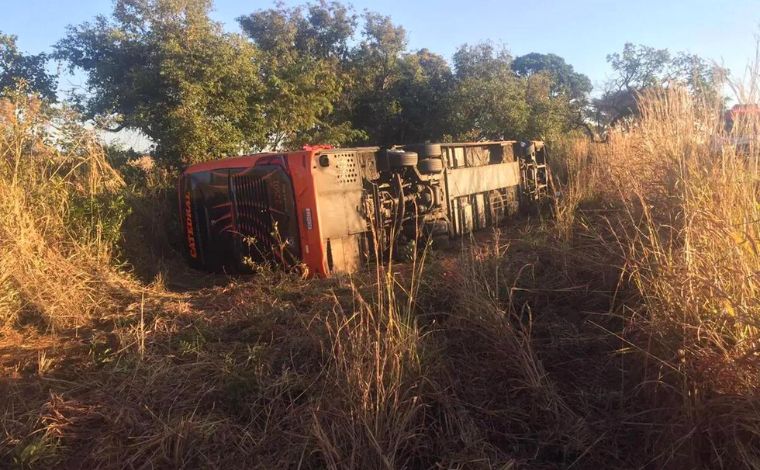 Onze pessoas ficam feridas em acidente de ônibus na BR-365, em Minas