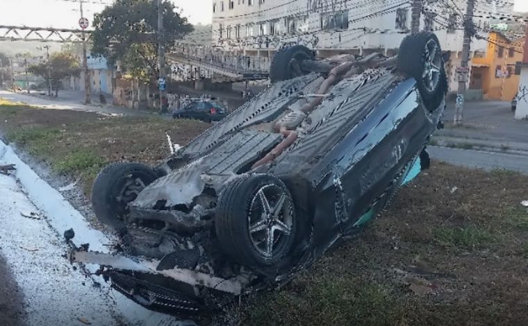 Acidente entre dois carros deixa seis pessoas feridas no Anel Rodoviário, em BH