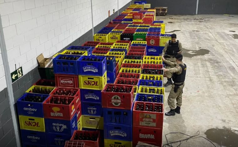 Três pessoas são presas com mais de 18 mil garrafas de cerveja adulteradas na Grande BH