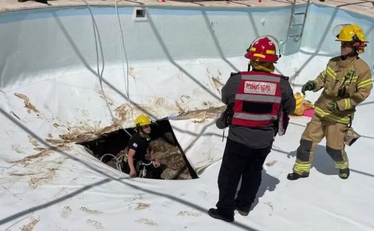 Homem morre após ser sugado por buraco que se abriu em piscina 