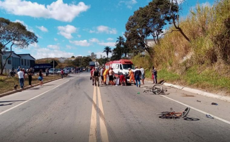 Ciclista morre atropelado e três crianças ficam feridas na BR-265, em Minas