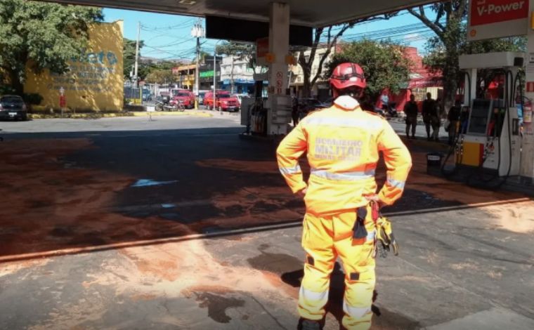 Funcionário de posto surta, derrama gasolina em carros e ateia fogo no estabelecimento em BH