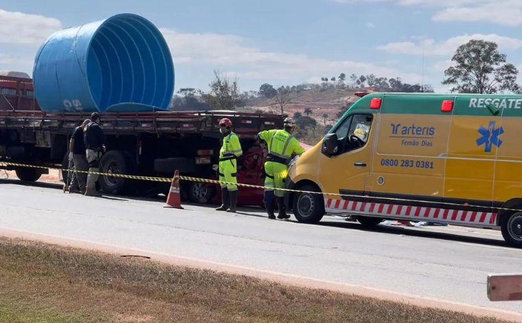 Batida entre carro e caminhão deixa uma pessoa morta na BR-381, na Grande BH