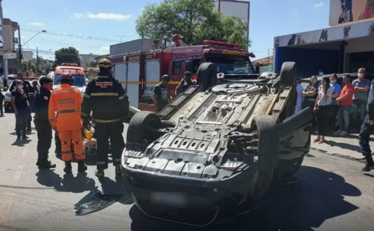 Mulher fica ferida após bater e capotar carro na área central de Sete Lagoas