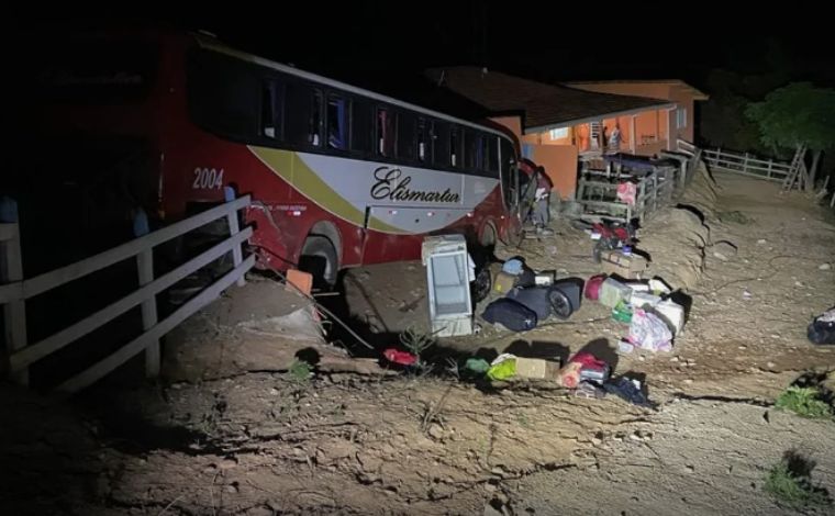 Ônibus com cerca de 40 passageiros perde controle, invade casa e deixa feridos no interior de Minas