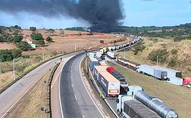 Carreta com combustível explode e interdita trecho da BR-381, em Minas