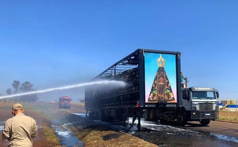 Painel de Nossa Senhora Aparecida fica intacta após incêndio destruir carreta com carga de algodão