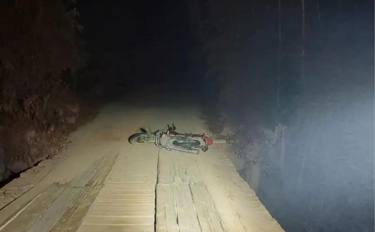 Motociclista morre após cair em córrego e corpo é encontrado flutuando pelo capacete, em Minas