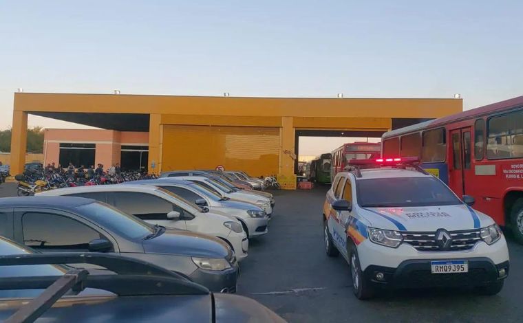 Bandidos armados com fuzis invadem empresa de ônibus e fazem reféns em Contagem