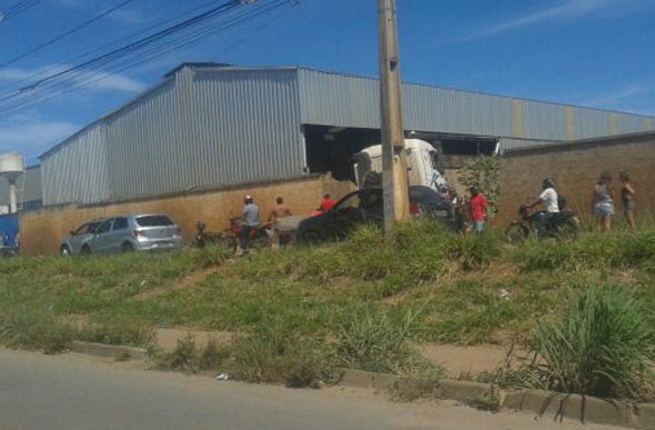 Motorista de caminhão perde o controle e bate em muro no Jardim Primavera