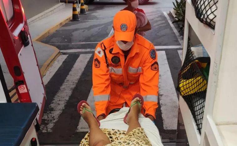 Mulher descobre gravidez ao dar luz no sofá de casa, em Minas Gerais