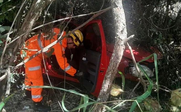 Idosos desaparecidos há 2 dias são encontrados em matagal após acidente no interior de Minas 