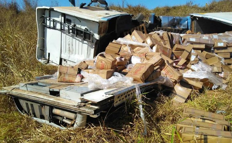 Carreta com carne tomba e duas pessoas ficam feridas na BR-040; carga foi saqueada