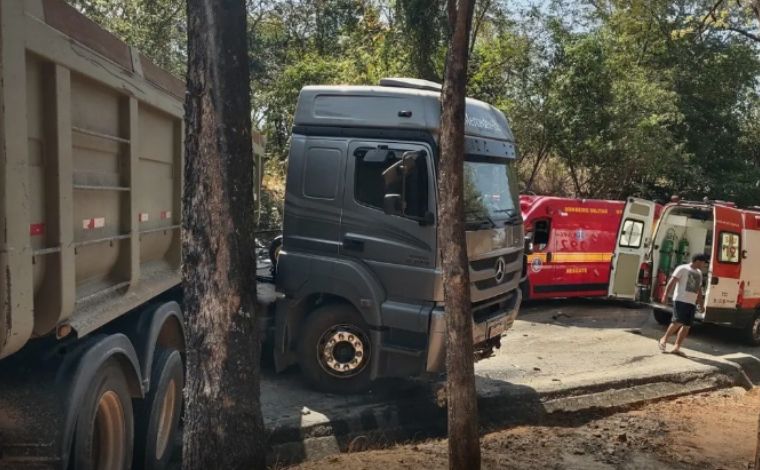 Quatro pessoas ficam feridas em acidente entre carros e caminhão na MG-238, em Sete Lagoas 