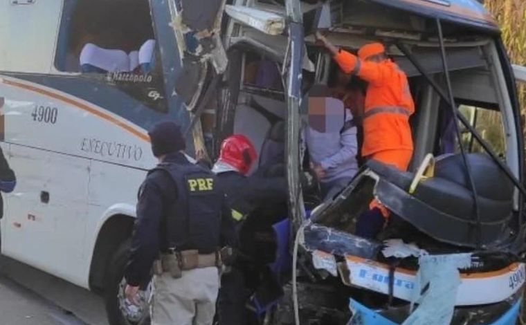 Caminhão perde controle da direção, atinge ônibus de viagem e deixa um morto na BR-116, em MG