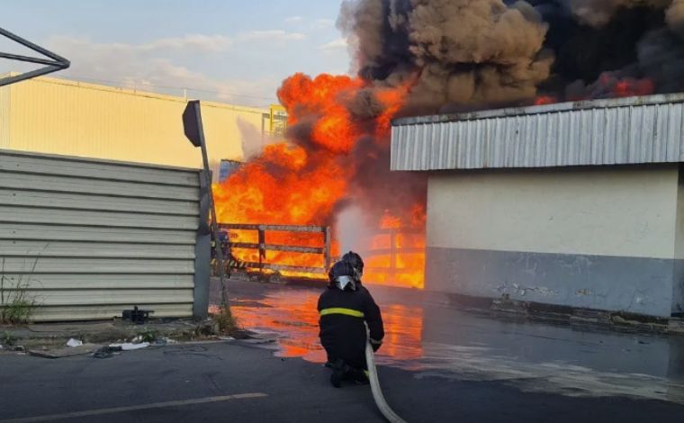 Galpão de embalagens da Fiat pega fogo em Betim