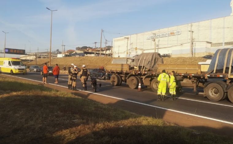 Acidente entre duas motocicletas deixa um morto e dois feridos no Anel Rodoviário de BH 