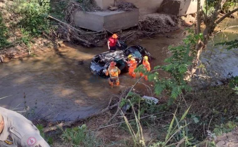 Homem morre e mulher fica ferida após carro cair dentro de córrego na BR 381, em MG