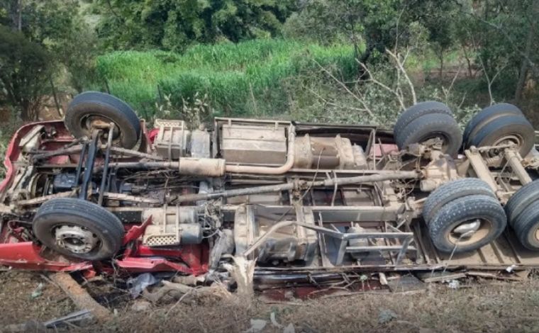 Acidente envolvendo moto e carreta de combustível deixa um morto na Grande BH