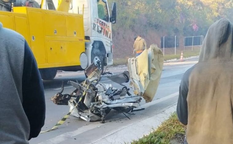 Três pessoas morrem em grave acidente entre carro e caminhão na MG-050, em Formiga