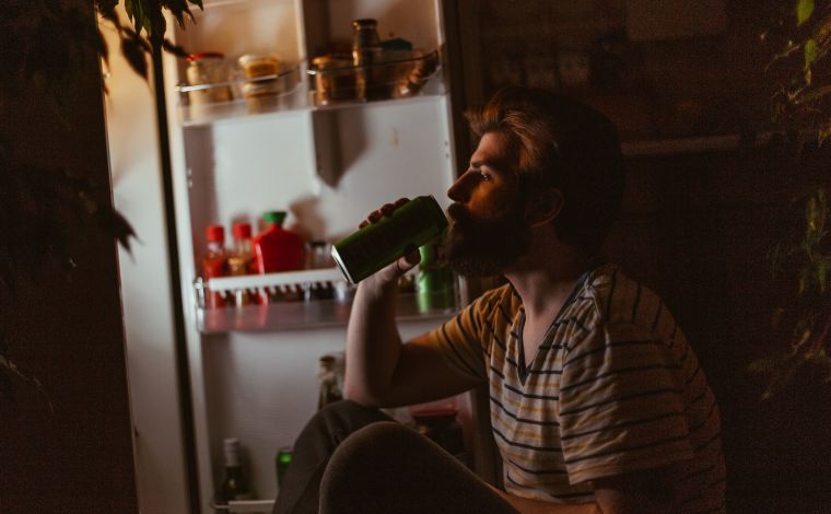 Foto: Getty Images -  O comer noturno pode ter explicaÃ§Ãµes ligadas ao metabolismo e ao ritmo circadiano, que Ã© o relÃ³gio interno do organismo do indivÃ­duo. HÃ¡ pessoas, chamadas de vespertinas, que sÃ£o mais ativas no perÃ­odo noturno