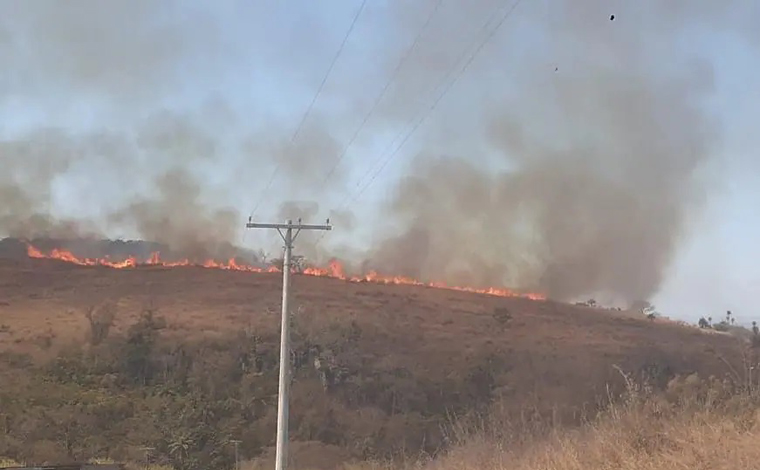 Incêndio de grandes proporções mobiliza 5 equipes dos Bombeiros na MG-10 em Vespasiano