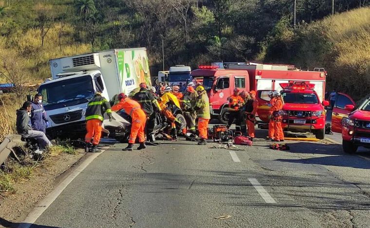 Foto: DivulgaÃ§Ã£o/CBMMG - TrÃªs vÃ­timas estÃ£o sendo conduzidas neste momento pelo Arcanjo 02 e por outras viaturas. TrÃªs Ã³bitos jÃ¡ foram constatados. Seis viaturas do Corpo de Bombeiros estÃ£o no local