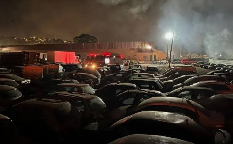 Incêndio de grandes proporções atinge pátio do Detran às margens do Anel Rodoviário em BH