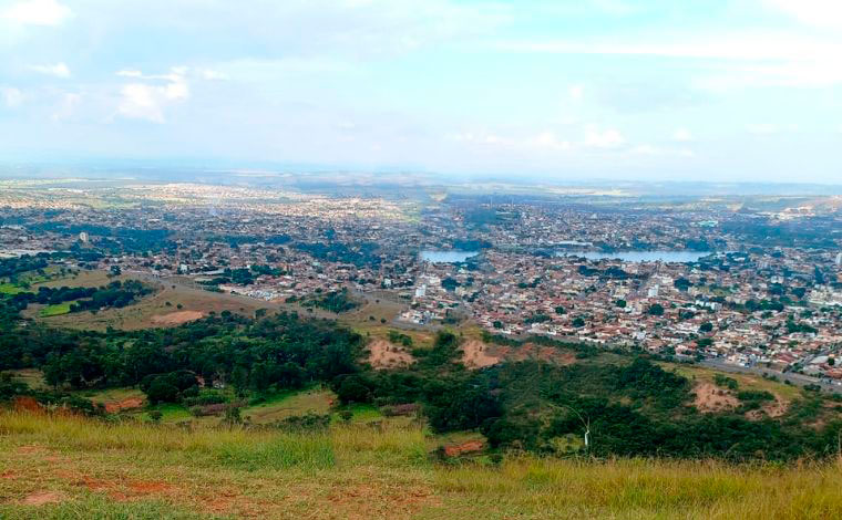 Criminosos rendem casal e roubam carro na Serra Santa Helena em Sete Lagoas 