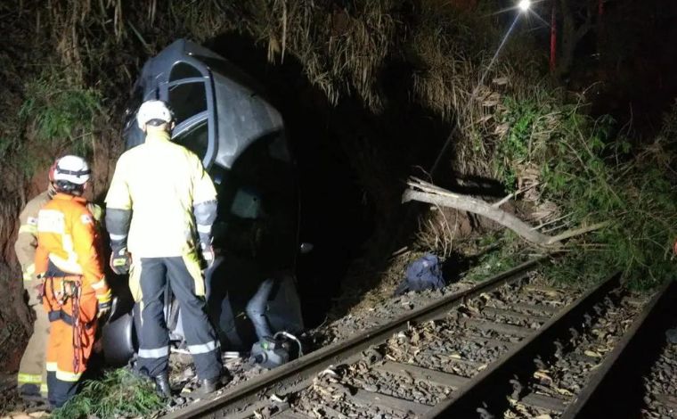 Motorista fica ferido após carro capotar e cair em linha férrea de Pedro Leopoldo