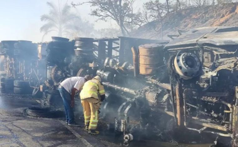 Caminhoneiro morre após veículo tombar e pegar fogo na BR-354, em MG