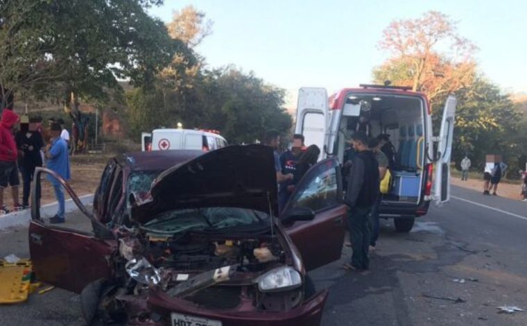 Cinco pessoas ficam feridas em acidente entre ônibus e carros na BR-116, em MG