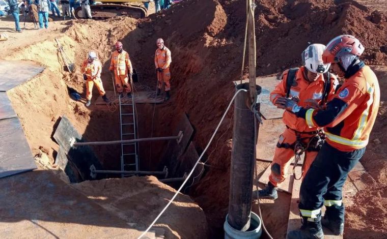 Morre menino de 8 anos resgatado após 17 horas preso em buraco no interior de Minas 