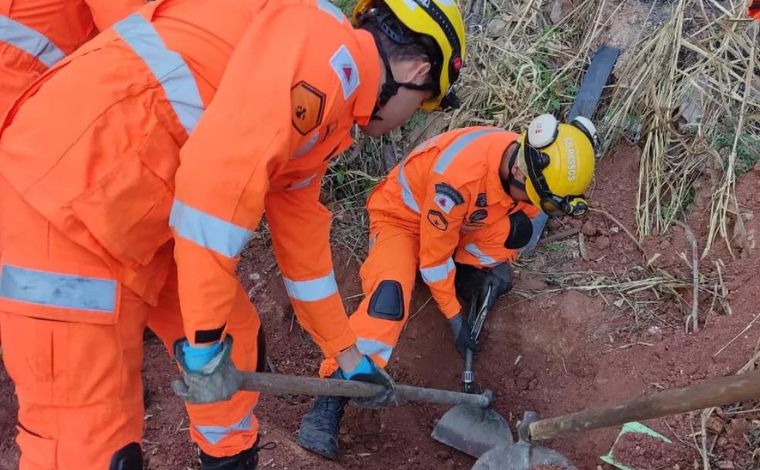 Corpo é encontrado enterrado em cova rasa na região da Pampulha, em Belo Horizonte