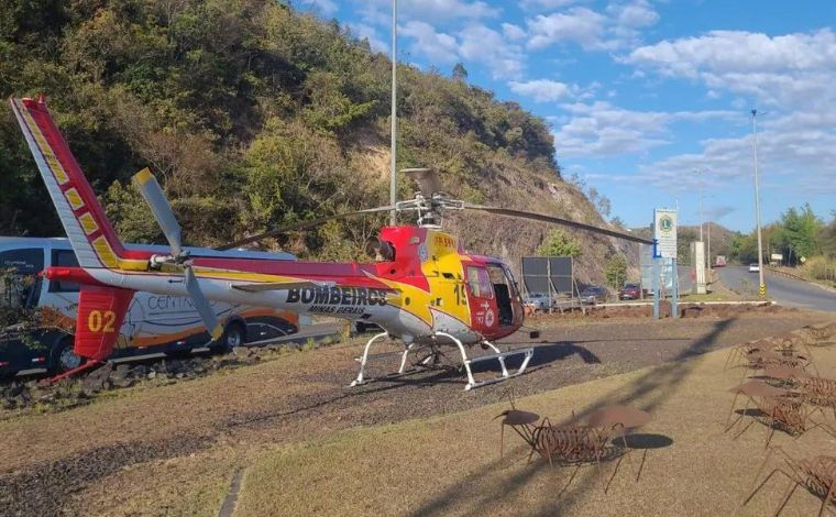 Duas pessoas ficam feridas em acidente entre motocicleta e caminhão na MG-030, na Grande BH