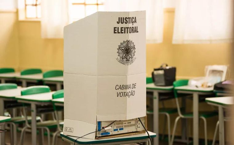 TSE decide que eleitor deve deixar celular com mesário antes de entrar na cabine de votação