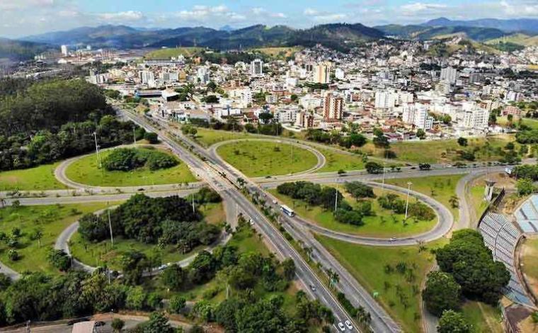 Trabalhadores morrem após pneu de empilhadeira explodir durante manutenção no interior de Minas 