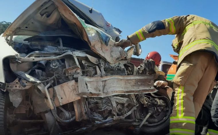 Batida entre carro e caminhão deixa um morto e dois feridos na BR-365, em MG