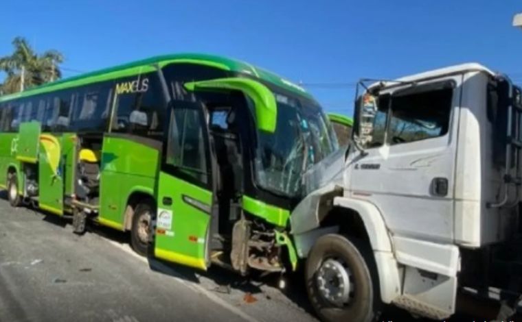 Acidente entre caminhão e ônibus de viagem deixa passageiros feridos em Sete Lagoas