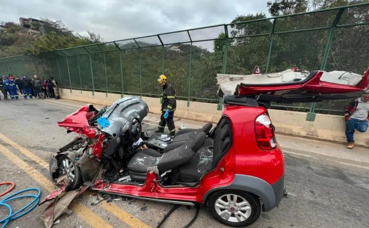 Mulheres são socorridas em estado grave após acidente entre carro e caminhão na Grande BH