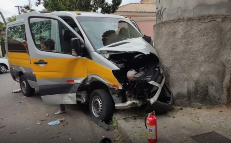 Acidente entre carro e van escolar deixa quatro crianças e duas mulheres feridas em BH