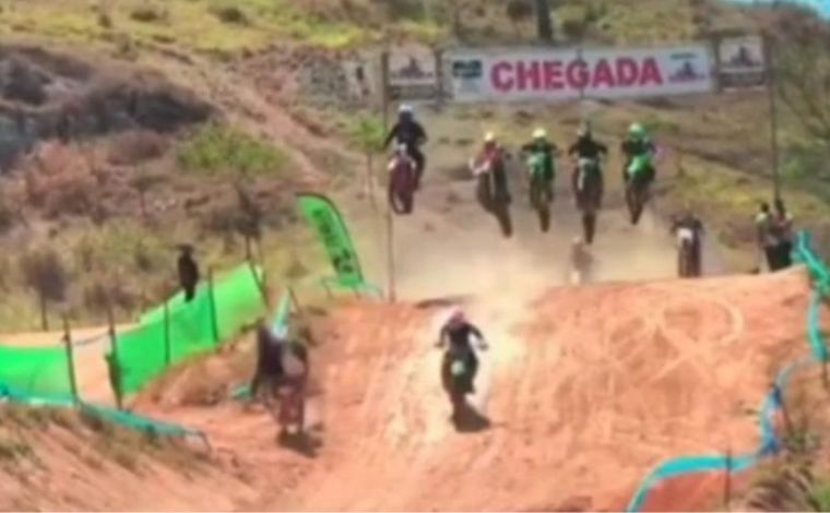 Piloto de 18 anos morre durante competição de motocross em Minas Gerais