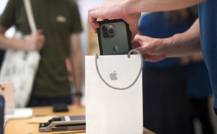 Justiça proíbe venda de iPhone sem carregador de bateria e multa Apple em R$ 12 milhões