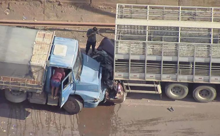 Carro fica prensado entre dois caminhões em grave acidente na rodovia Fernão Dias, na Grande BH